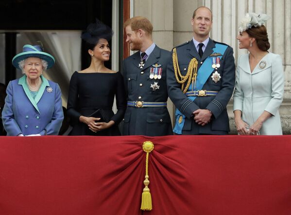 La boda del nieto menor de la reina, el príncipe Harry, con la actriz estadounidense Meghan Markle (segunda a la izquierda en la foto) también ha suscitado mucha polémica y ha convertido a la Casa Real británica en centro de atención mundial. - Sputnik Mundo