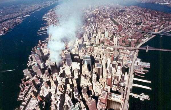 Han pasado más de 20 años desde un día que cambió la vida para siempre, no solo en Estados Unidos, sino en todo el mundo. El 11 de septiembre de 2001 los 19 agentes de Al Qaeda secuestraron cuatro aviones de pasajeros y dirigieron dos de ellos contra las Torres Gemelas del World Trade Center de Nueva York, de 110 plantas. El tercer avión se estrelló contra el edificio del Pentágono y el cuarto se estrelló en Pensilvania.En la foto: humo sobre las ruinas del WTC en Manhattan, Nueva York, el 14 de septiembre de 2001. - Sputnik Mundo