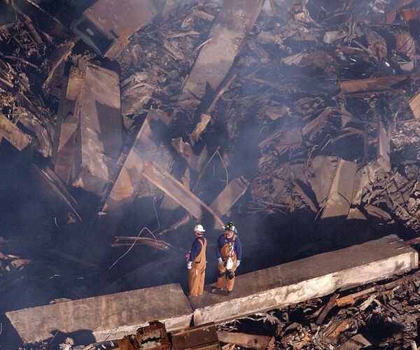 Además de los 19 terroristas, 2.977 personas murieron en los atentados, y otras 24 desaparecieron. La mayoría de los muertos eran civiles: pasajeros y miembros de la tripulación de los aviones, empleados de las oficinas de los pisos superiores del WTC, bomberos y policías.En la foto: bomberos en las ruinas del WTC en Manhattan, Nueva York, el 2 de octubre de 2001. - Sputnik Mundo