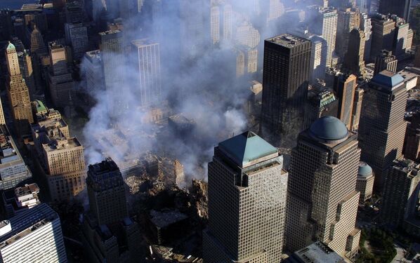 La guerra contra el terrorismo no solo se libró fuera de Estados Unidos: el 26 de octubre de 2001, Bush Jr. firmó la ley patriótica, aprobada por el Congreso, que permitía a las agencias de inteligencia estadounidenses espiar a sus propios ciudadanos sin obstáculos.En la foto: humo sobre las ruinas del WTC en Manhattan, Nueva York, el 15 de septiembre de 2001. - Sputnik Mundo