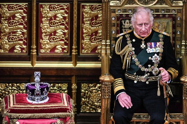 A partir de 2019, el príncipe de Gales tomó cada vez más el relevo de su madre, sustituyéndola en los actos oficiales.En la foto: el príncipe Carlos en la Cámara de los Lores durante la apertura del Parlamento en mayo de 2022. - Sputnik Mundo