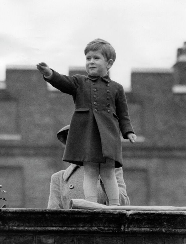 El 15 de noviembre de 1948 nació el futuro rey del Reino Unido. Para celebrar su nacimiento las campanas de la Abadía de Westminster tocaron 5.000 veces, los artilleros dispararon 41 salvas de celebración y los marineros recibieron un doble trago de ron.En la foto: el príncipe Carlos de tres años el 11 de noviembre de 1951. - Sputnik Mundo