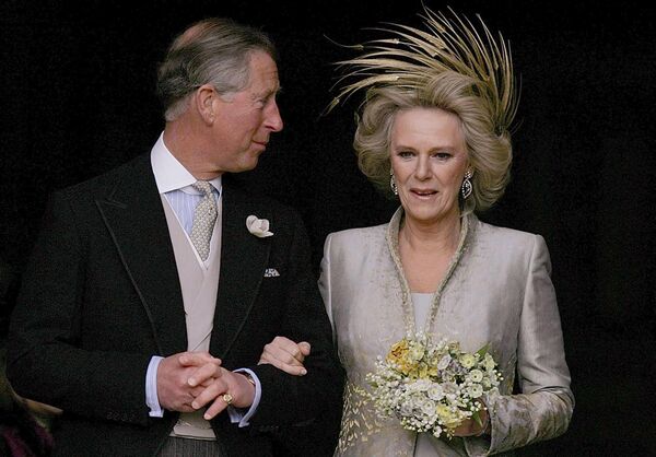 En 2005, el largo romance de Carlos y Camilla terminó con su boda. Tras recibir todos los títulos de su marido, Camilla no se llamó a sí misma princesa de Gales para evitar asociaciones con la fallecida Diana y se conformó con el título de duquesa de Cornualles. - Sputnik Mundo