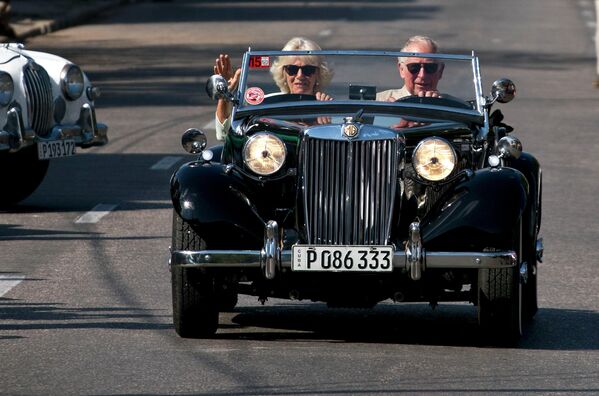 El príncipe Carlos y su esposa Camilla en un coche de época durante una visita a Cuba, La Habana, 2019. - Sputnik Mundo