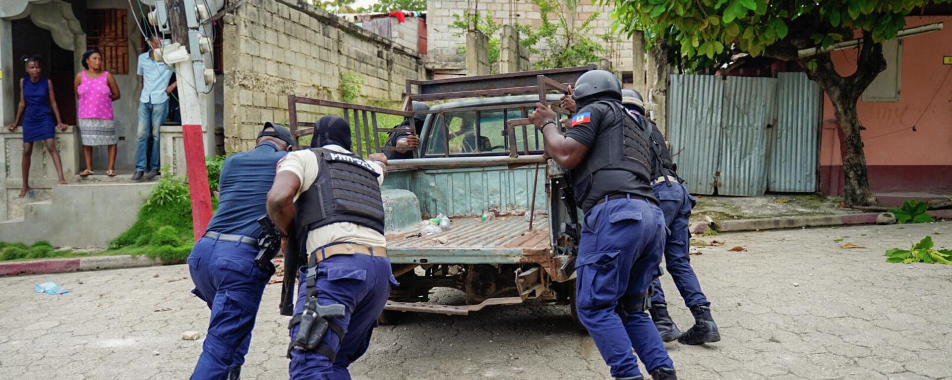 Policía de Haití mueve un vehículo usado en una barricada - Sputnik Mundo, 1920, 13.09.2022