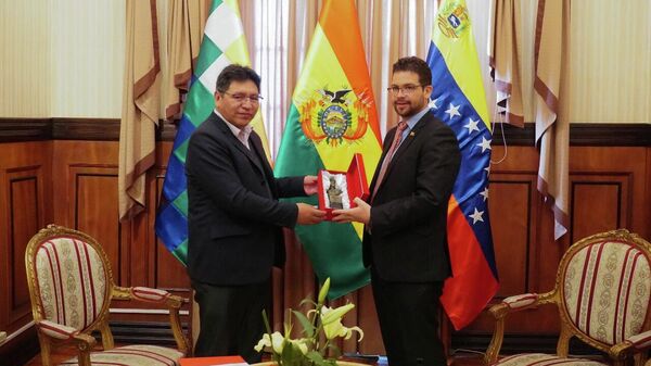 Freddy Mamani, el vicecanciller boliviano con el embajador venezolano, Cesar Trompiz - Sputnik Mundo