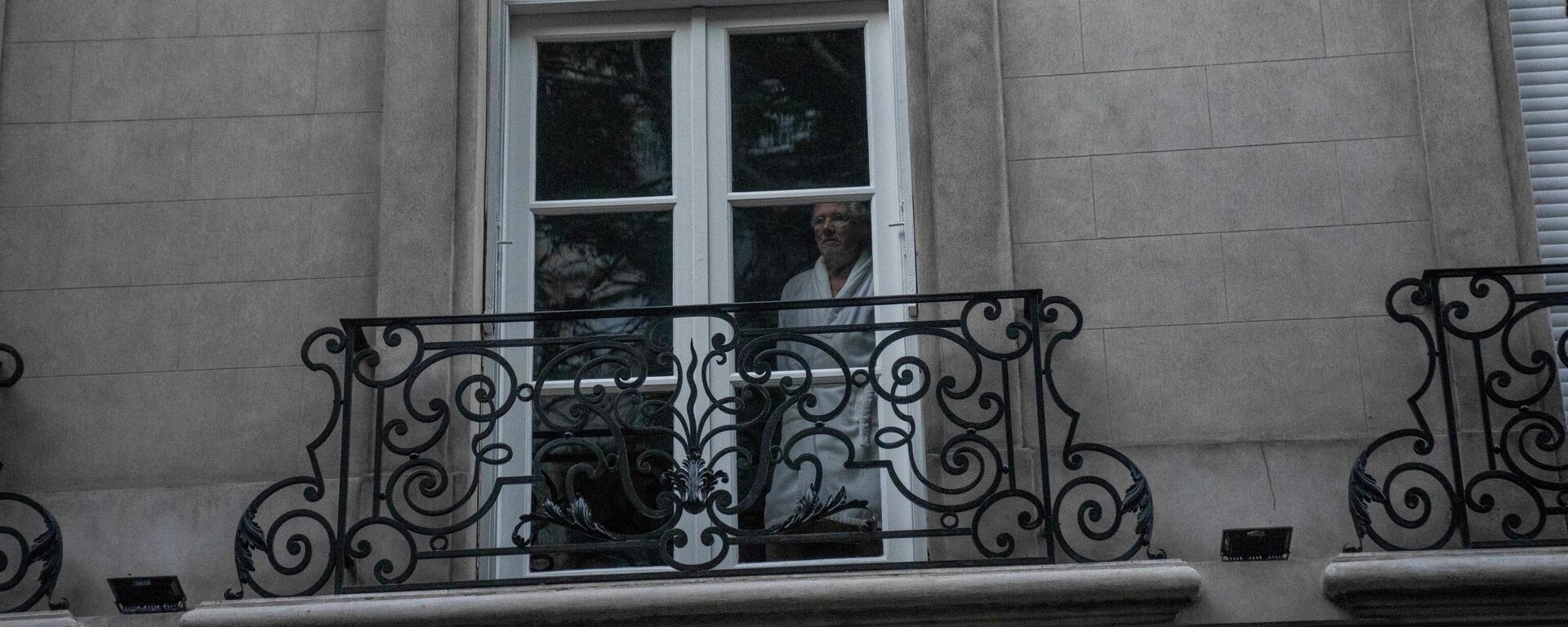 Un vecino de la vicepresidenta argentina, Cristina Fernández, mira por la ventana en el barrio Recoleta, en Buenos Aires - Sputnik Mundo, 1920, 15.09.2022
