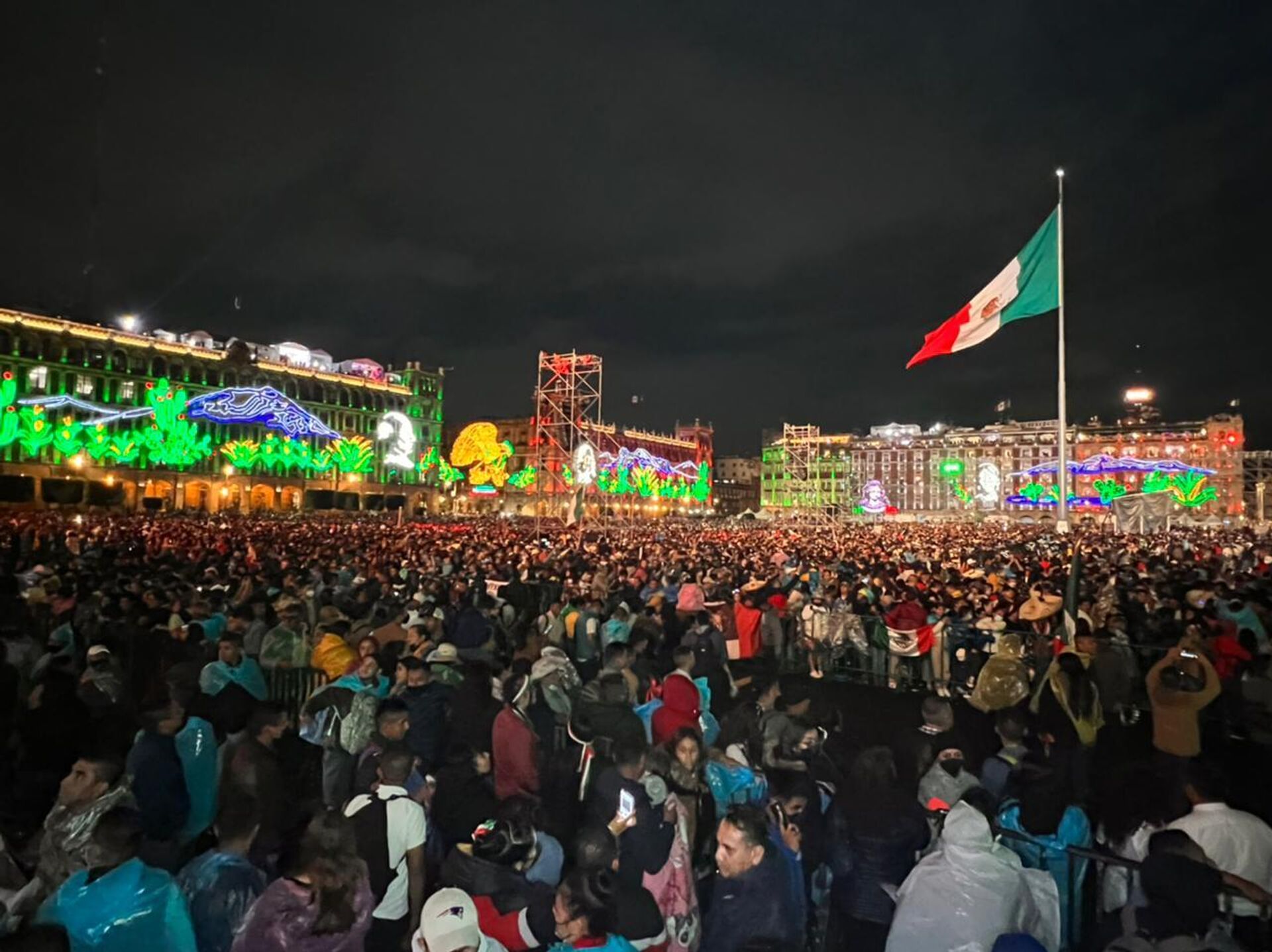El Zócalo de la Ciudad de México durante las fiestas patrias del Día de la Independencia, el 15 de septiembre de 2022. - Sputnik Mundo, 1920, 16.09.2022