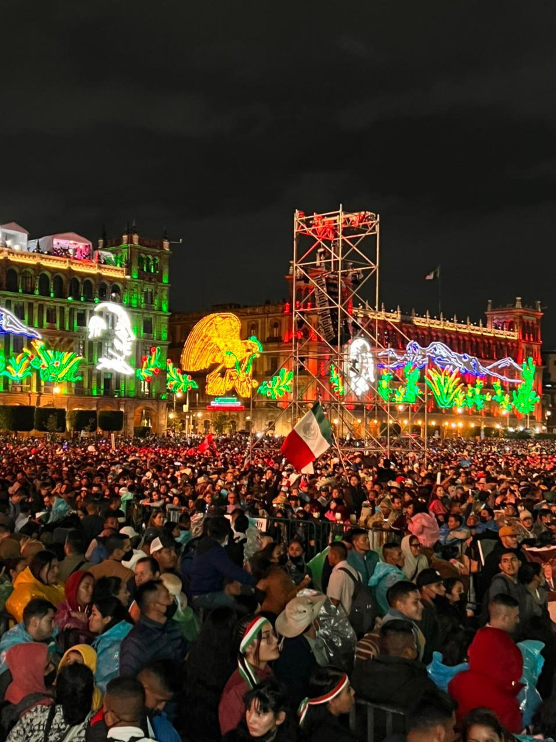 La gente se congrega en el Zócalo de la Ciudad de México durante las fiestas patrias de 2022 - Sputnik Mundo, 1920, 16.09.2022