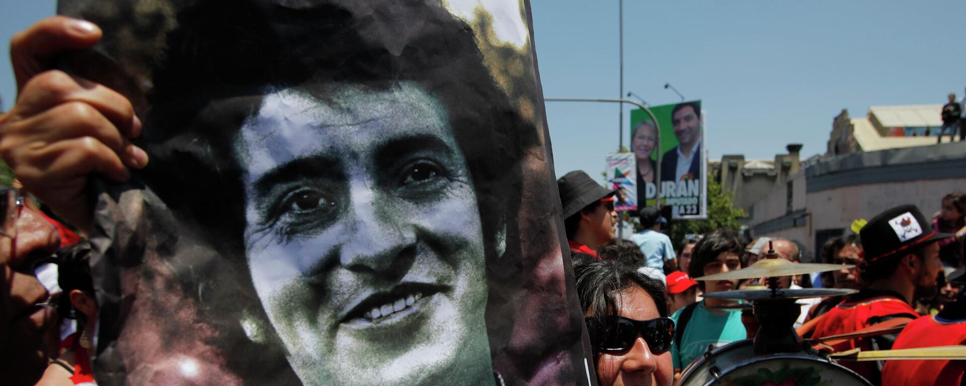 Un cartel con la fotografía de Víctor Jara durante una procesión en su homenaje en 2009 - Sputnik Mundo, 1920, 28.08.2023