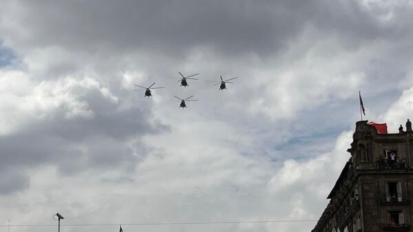 Helicópteros de las fuerzas armadas de México durante el desfile militar por el Día de la Independencia - Sputnik Mundo
