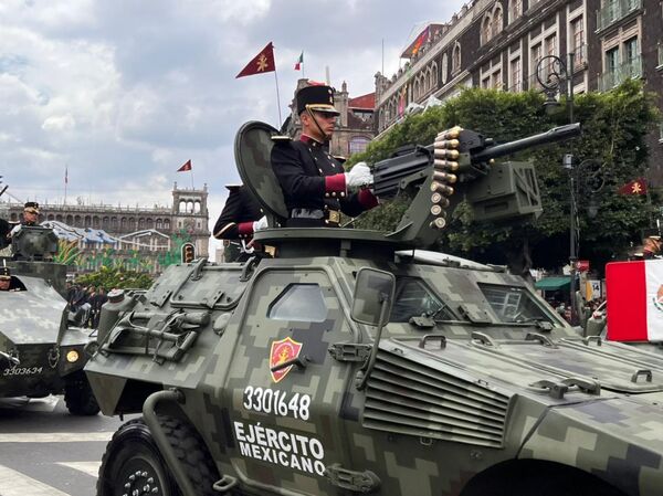Un vehículo blindado del Ejército mexicano durante el desfile militar por el Día de la Independencia, en 2022 - Sputnik Mundo