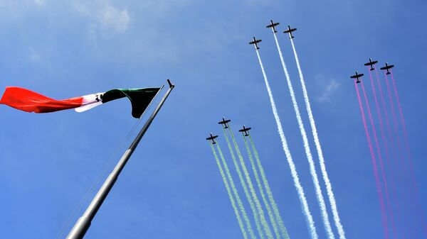 Aviones de las fuerzas armadas sobrevuelan el Zócalo de la Ciudad de México - Sputnik Mundo