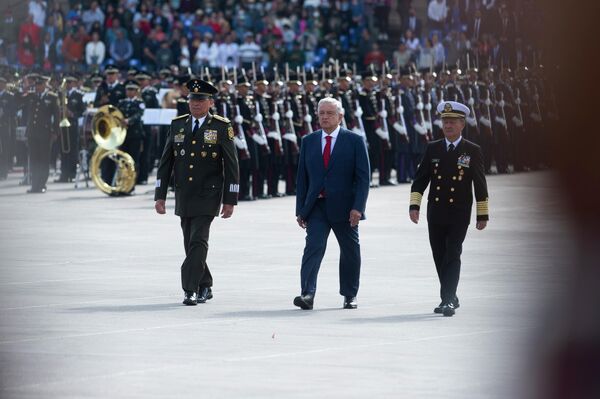 El presidente mexicano, Andrés Manuel López Obrador, camina con el almirante José Rafael Ojeda y el general Luis Cresencio Sandoval - Sputnik Mundo