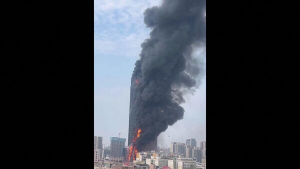Un incendio en un rascacielos de la ciudad china de Changsha  - Sputnik Mundo