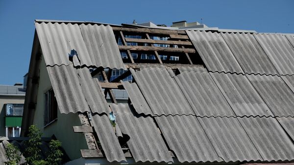 Techo de una casa en la ciudad rusa de Bélgorod destrozado por el ataque de las tropas ucranianas - Sputnik Mundo