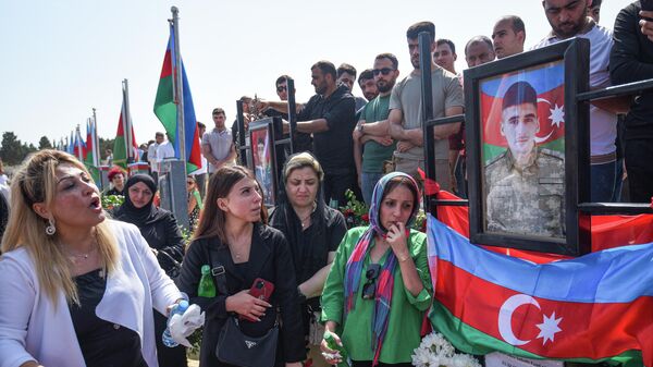 Funerales de un militar en Azerbaiyán - Sputnik Mundo