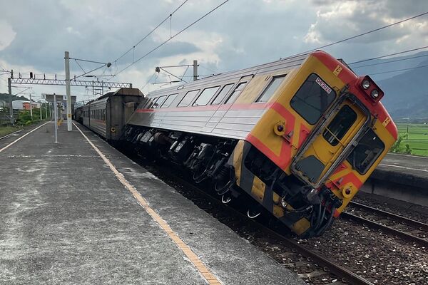 En el condado de Hualien varios vagones de un tren de pasajeros descarrilaron también. - Sputnik Mundo