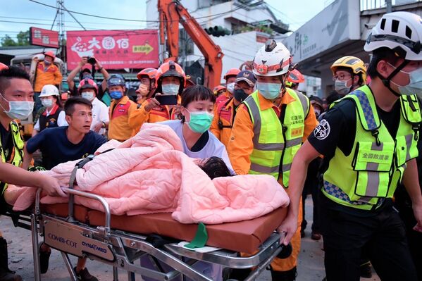 En la aldea de Yuli, en el condado de Hualien, murió un trabajador de una fábrica de cemento y encontraron el cuerpo bajo los escombros de un edificio. Otras 150 personas resultaron heridas de diversa consideración.
 - Sputnik Mundo