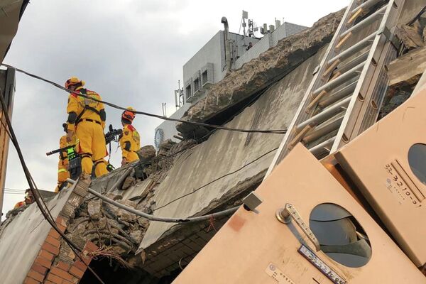 El sismo interrumpió el suministro eléctrico en varios pueblos y dañó 72 edificios escolares. 
En la foto: bomberos durante una operación de rescate en el lugar del derrumbe de un edificio de tres plantas en el municipio de Yuli, en el condado de Hualien. 
 - Sputnik Mundo