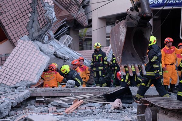 En la misma aldea de Yuli se derrumbó una casa de tres pisos con una tienda en la planta baja. Cuatro personas quedaron atrapadas bajo los escombros. Los socorristas tardaron varias horas en sacar a la gente.
 - Sputnik Mundo