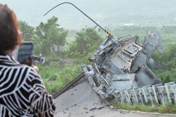 Otras tres personas tuvieron que ser rescatadas de los restos del puente de Kaoliao, en el condado de Hualien, que literalmente se partió. - Sputnik Mundo
