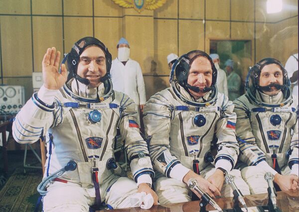 El cosmonauta soviético Valeri Poliakov, que ostenta el récord del vuelo espacial más prolongado, falleció a los 80 años el 19 de septiembre. Marcó esa plusmarca al trabajar en la estación orbital Mir, en total pasó en el espacio 678 días durante dos misiones. - Sputnik Mundo