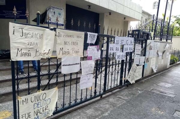 Las manifestantes colgaron sus carteles en un edificio de la Fiscalía - Sputnik Mundo