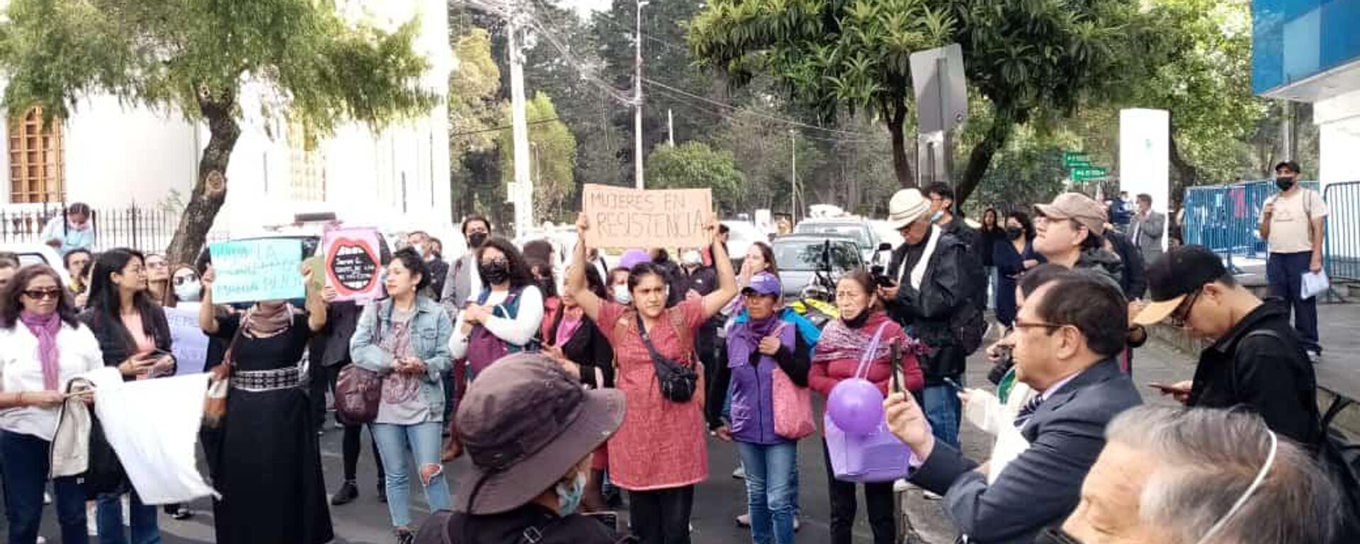 Las manifestantes coreaban en apoyo a Elizabeth Otavalo, la madre de María Belén: Eli, escucha, tu lucha es nuestra lucha - Sputnik Mundo, 1920, 21.09.2022