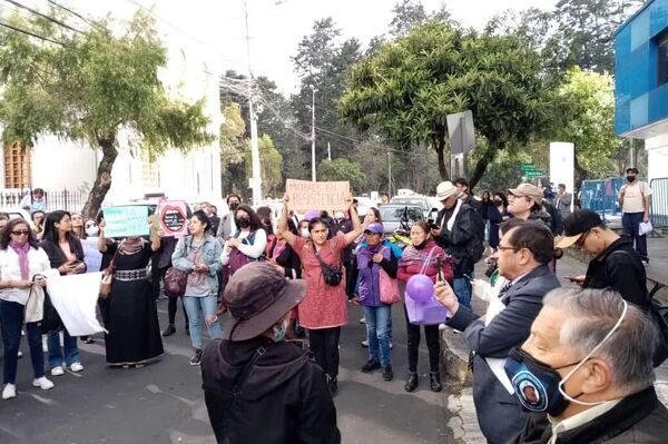 Las manifestantes coreaban en apoyo a Elizabeth Otavalo, la madre de María Belén: Eli, escucha, tu lucha es nuestra lucha - Sputnik Mundo
