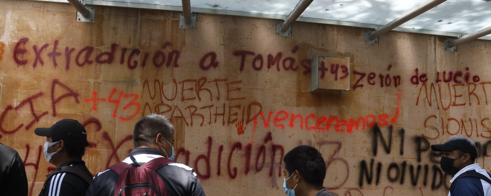 Manifestantes por el caso Ayotzinapa realizaron pintas en los muros de contención de la embajada de Israel en México. - Sputnik Mundo, 1920, 22.09.2022