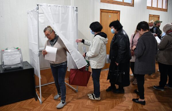 El 23 de septiembre a las 8:00 (+3 GMT) en Lugansk, Donetsk, Jersón y Zaporiyia comenzó el referendo sobre la adhesión a Rusia. Su objetivo es proteger a los habitantes de estas regiones y restablecer la justicia histórica.En la foto: votación en la ciudad de Melitópol, región de Zaporiyia. - Sputnik Mundo