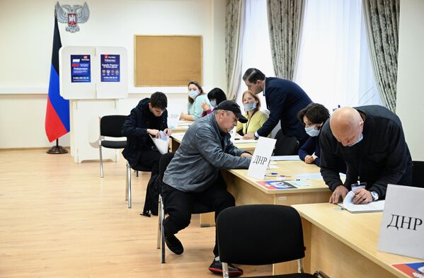 La votación en los referendos para las personas desplazadas se organiza en Rusia. Los ciudadanos de las repúblicas populares de Donetsk y Lugansk y de las provincias de Zaporiyia y Jersón pueden votar en más de 200 colegios electorales.En la foto: votación en el referendo sobre la adhesión a Rusia en un colegio electoral de la Embajada de la República Popular de Donetsk en Moscú. - Sputnik Mundo
