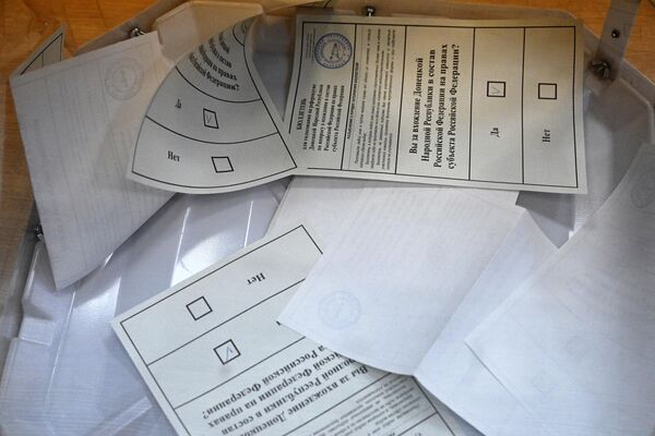 Los resultados del referendo se conocerán en los cinco días siguientes a la finalización de la votación. En la foto: urna de votación en un colegio electoral de la Embajada de la República Popular de Donetsk en Moscú. - Sputnik Mundo