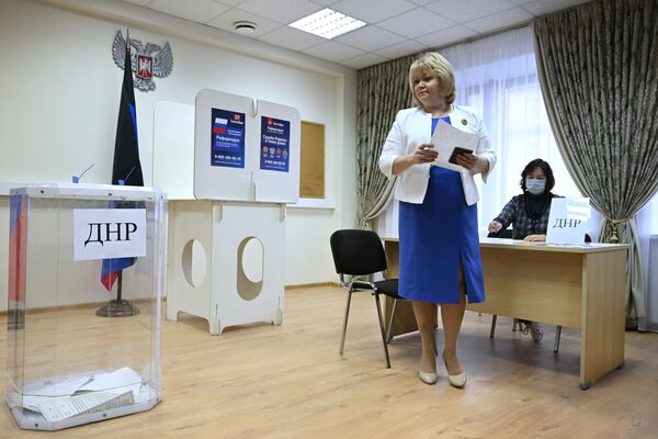 De acuerdo con los resultados de un sondeo, el 87% de los habitantes de Donetsk y Lugansk está dispuesto a participar en el referendo, mientras que el 97% de este número está a favor de que las repúblicas pasen a formar parte de Rusia.En la foto: la embajadora de Donetsk en Rusia, Olga Makéyeva, vota en un colegio electoral de la Embajada de la República Popular de Donetsk en Moscú. - Sputnik Mundo
