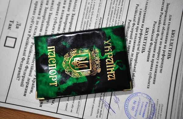 En la región de Zaporiyia, el 80% de los residentes tiene intención de votar, mientras que el 87% de este número afirma que le gustaría unirse a Rusia. En la foto: el pasaporte de un votante en un colegio electoral de Melitópol, región de Zaporiyia. - Sputnik Mundo