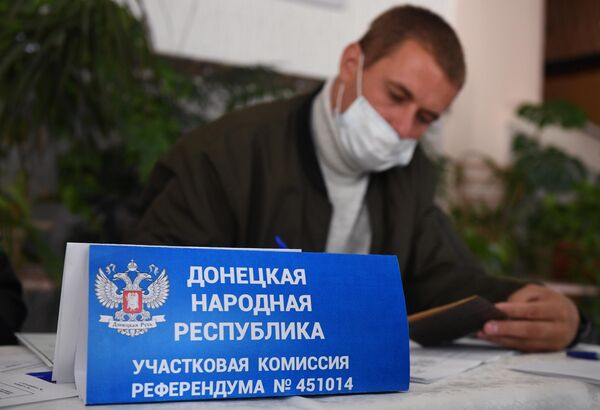 En la foto: votación en el referendo de adhesión de Donetsk y Lugansk y de las provincias de Jersón y Zaporiyia a Rusia en un colegio electoral de la ciudad de Belogorsk, provincia de Amur, Rusia. - Sputnik Mundo