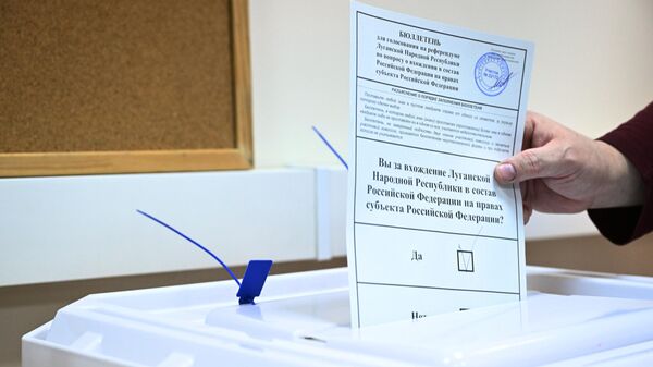 Votación en los referendos para adherirse a Rusia - Sputnik Mundo
