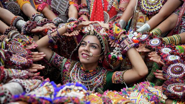 Женщины в традиционной одежде исполняют танец штата Гуджарат в Ахмедабаде, Индия - Sputnik Mundo