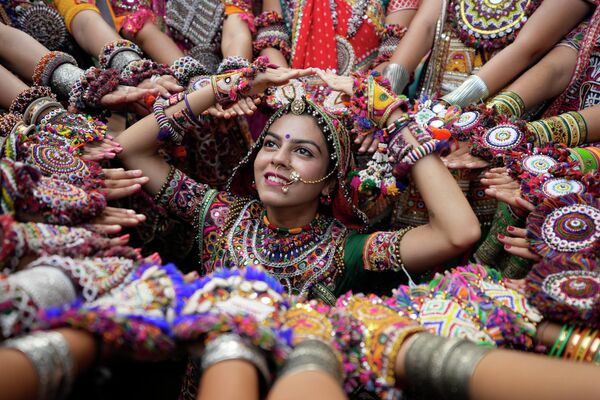 Mujeres en vestidos nacionales bailan la Gabra, una tradicional danza del estado indio de Gujarat durante el festival Navratri dedicado a la deidad Hindú Durga. - Sputnik Mundo