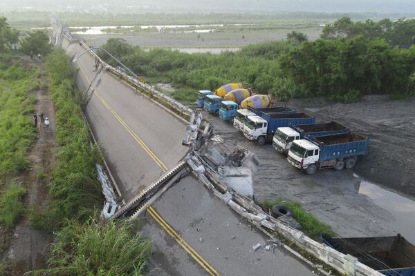 El puente Kaoliao, destruido por el terremoto en el este de Taiwán. - Sputnik Mundo