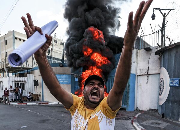 Un manifestante protesta frente a la oficina de la ONU en Oriente Medio exigiendo ayudar a los palestinos que perdieron sus viviendas durante el conflicto en Gaza en el 2014. - Sputnik Mundo