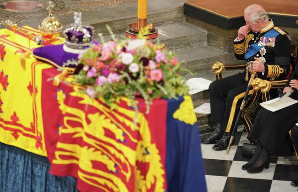 El rey Carlos III junto al ataúd de su madre, Isabel II, en la abadía de Westminster en Londres, Reino Unido. - Sputnik Mundo