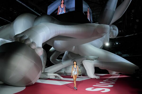 Una modelo muestra prendas de Diesel durante la Semana de la Moda de Milán (Italia). - Sputnik Mundo
