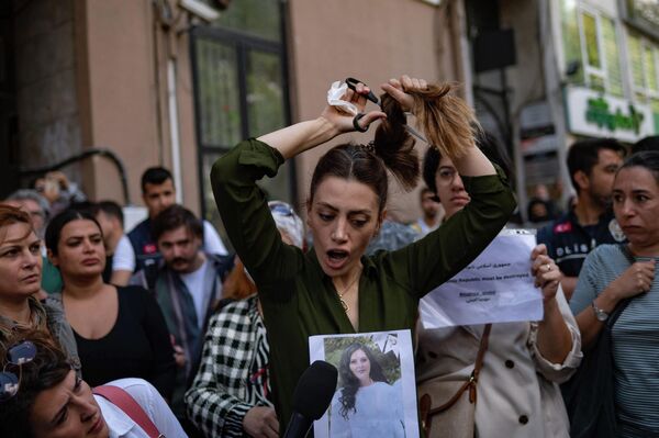 Mujeres protestan en Estambul (Turquía) tras la muerte de Mahsa Amini, una joven de 22 años detenida en Teherán (Irán) por cubrir mal su cabeza. - Sputnik Mundo