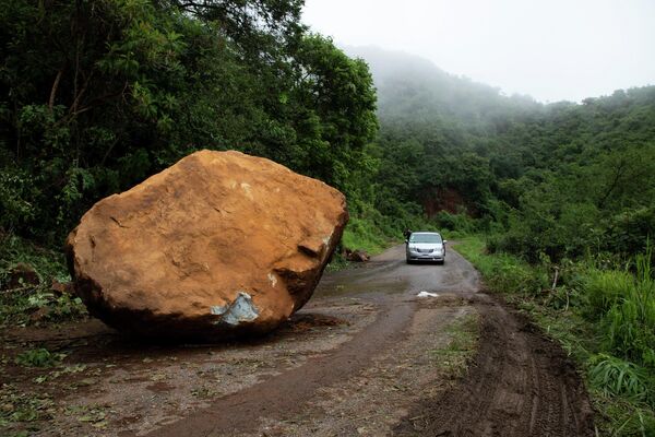 Una gigantesca piedra, movida por un fuerte terremoto en Chinicuila (México). - Sputnik Mundo