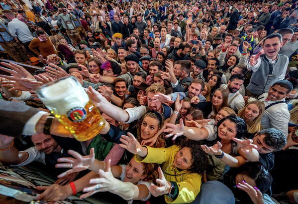 Repartición de cerveza gratis el día de la apertura del festival Oktoberfest en Múnich (Alemania). - Sputnik Mundo