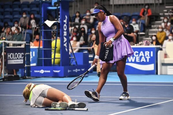 La tenista japonesa Naomi Osaka auxilia a la australiana Daria Saville, que se lesionó durante el torneo Pan Pacific Open en Tokio (Japón). - Sputnik Mundo