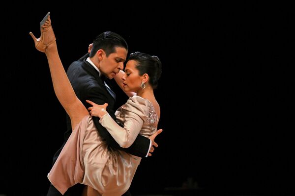 Los bailarines argentinos Gonzalo Bogado y Jimena Toñanez durante el campeonato mundial de tango en Buenos Aires (Argentina). - Sputnik Mundo