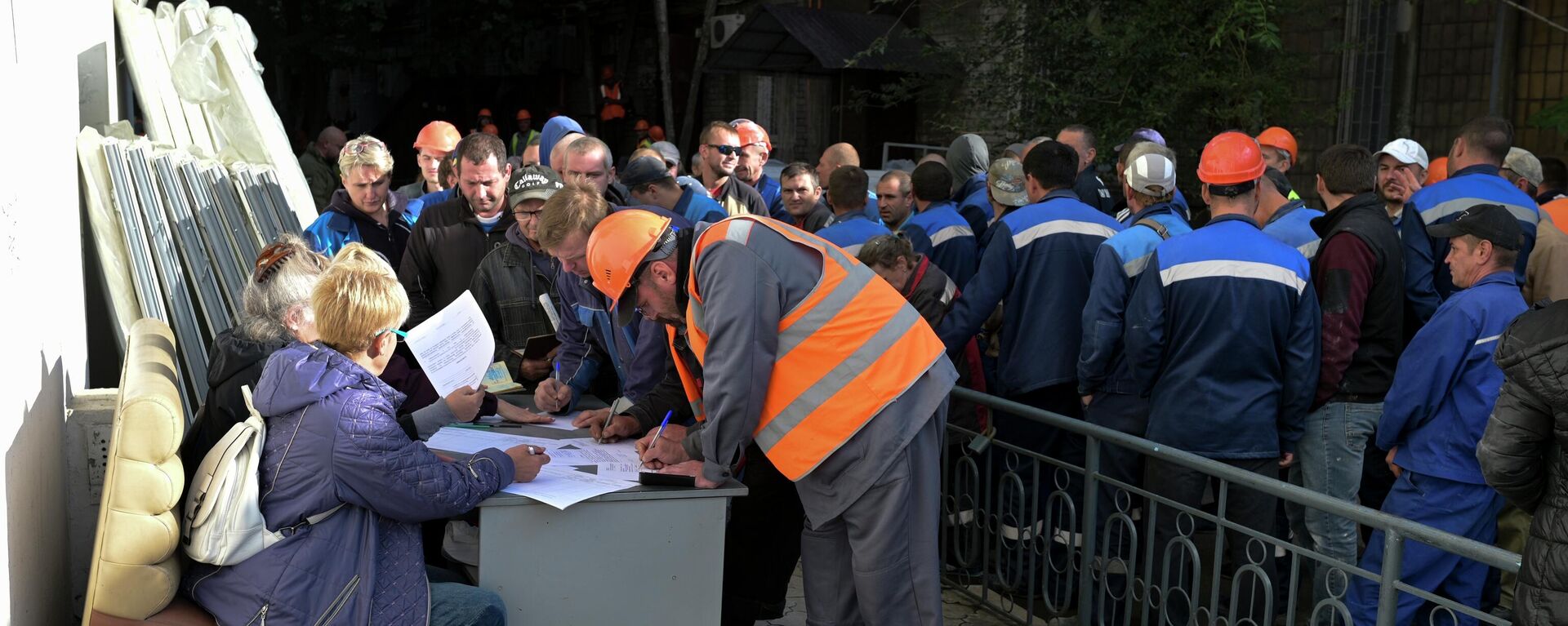 Trabajadores hacen fila para votar en el referendo de adhesión a Rusia en la ciudad de Mariúpol, en la República Popular de Donetsk - Sputnik Mundo, 1920, 23.09.2022